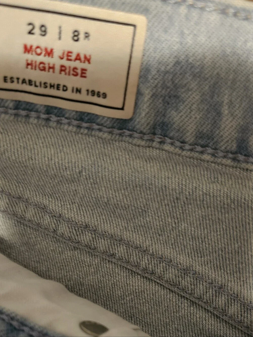 GAP DENIM- High-Rise Mom Jeans in Light Blue Sz. 29/8R
